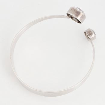 GERT THYSELL, a silver and synthetic white spinel bangle, Gussi, Malmö, 1973.