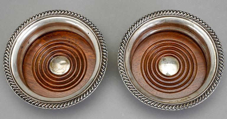 COASTERS, ett par, silver och trä, Mappin & Webb, Birmingham, 1994.
