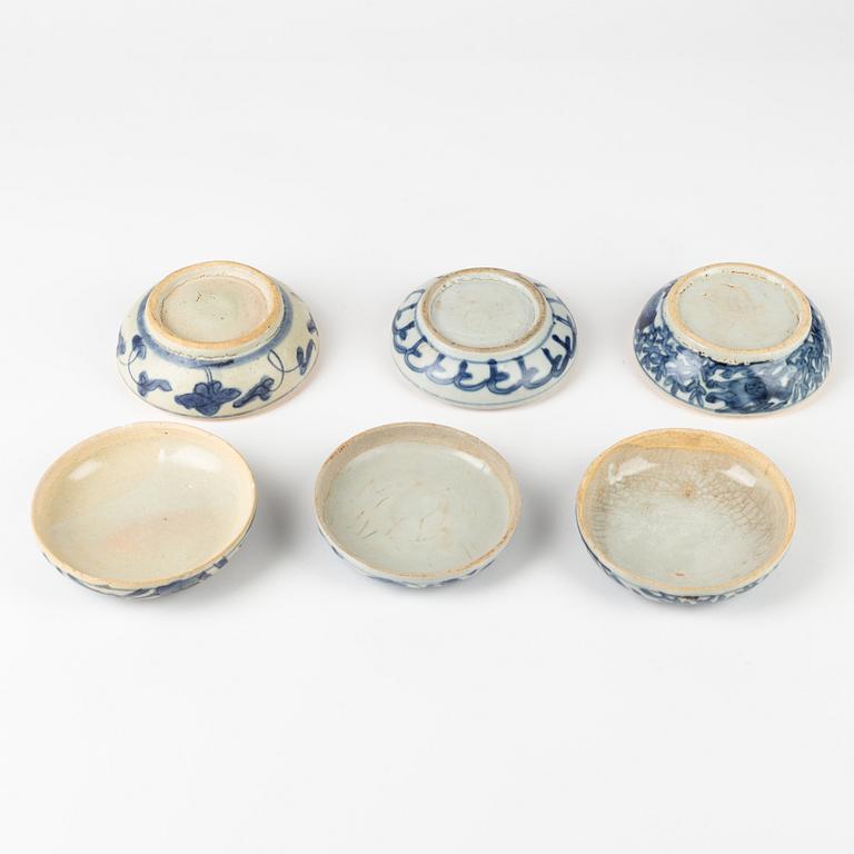 A group of three blue and white boxes with covers, Ming dynasty (1368-1644).