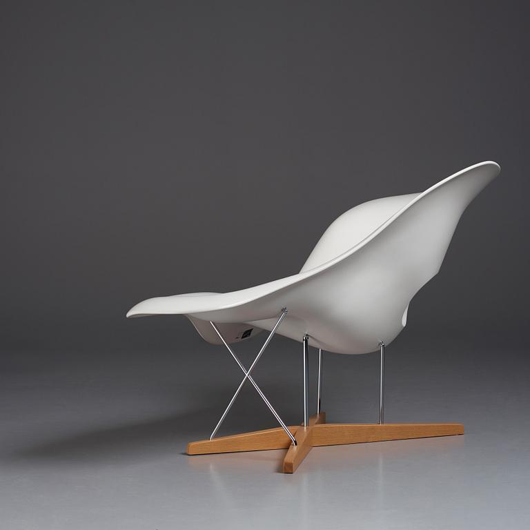 Charles & Ray Eames, a 'La Chaise', Vitra 2012.