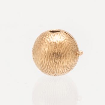 Ole Lynggaard, clasp in 14K gold with accompanying cultured pearls.