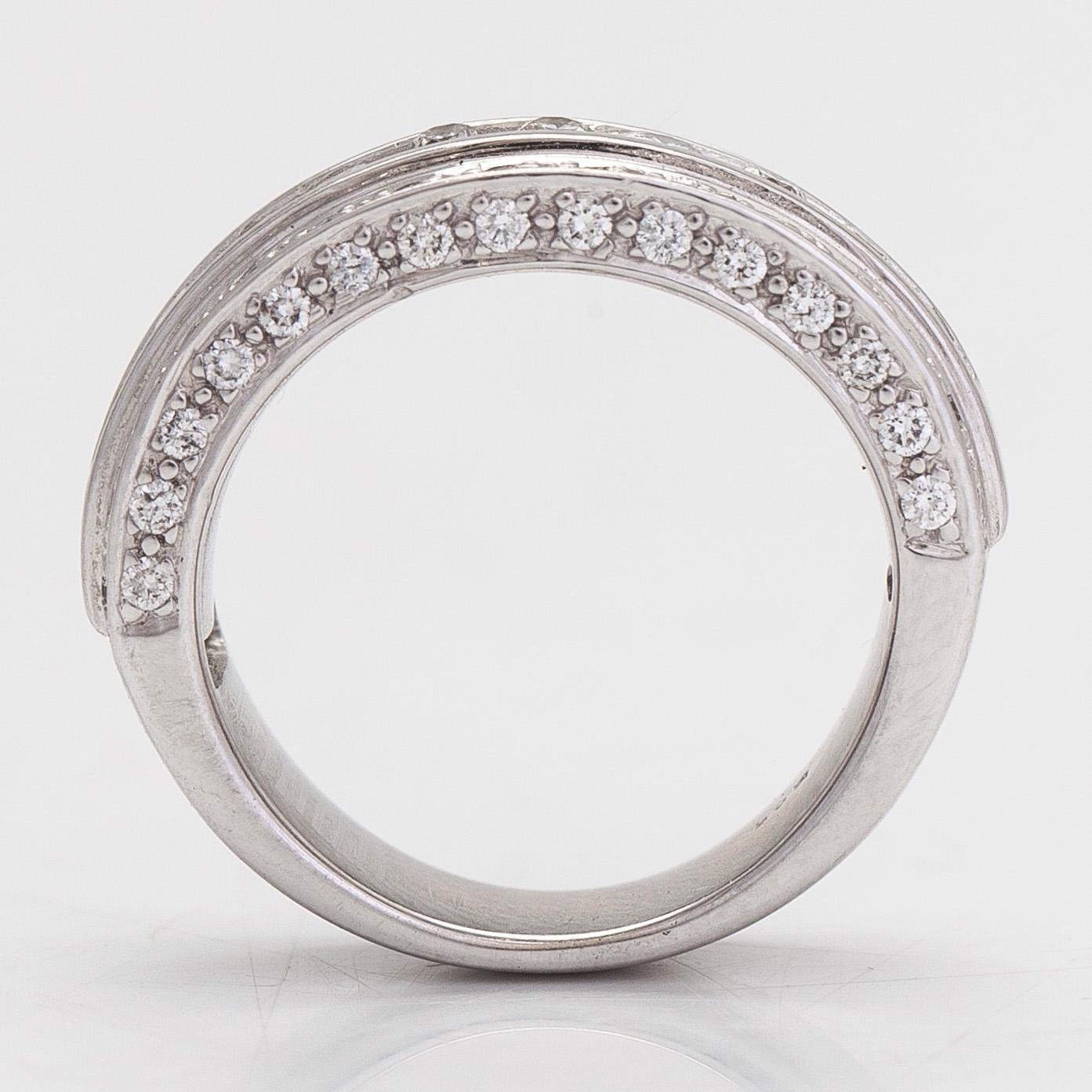 Ring, 14K vitguld, diamanter totalt ca 0.75 ct.