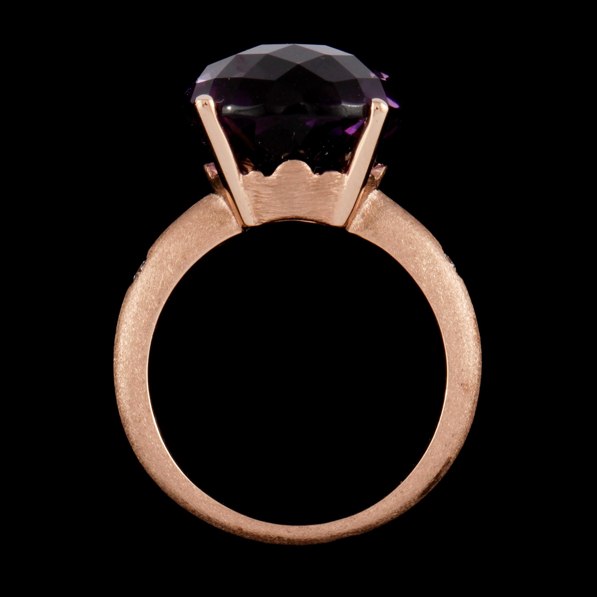RING, 18k guld med checkerslipad ametist 8.87 ct samt 2 briljantslipade diamanter 0.04 ct. Vikt 5,9 g.