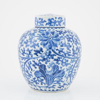 A Chinese blue and white porcelain lidded urn, Kangxi-style, 19th/20th Century.