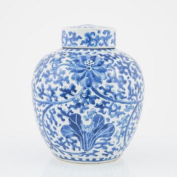 A Chinese blue and white porcelain lidded urn, Kangxi-style, 19th/20th Century.