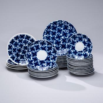 TEE-JA KAHVIKALUSTE, 34 osaa, posliinia, "Mon Amie" Marianne Westman.