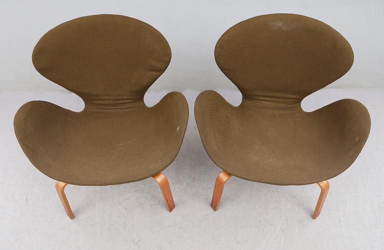 FÅTÖLJER, 1 par, "Svanen", Arne Jacobsen, Fritz Hansen, Danmark 1960-tal.