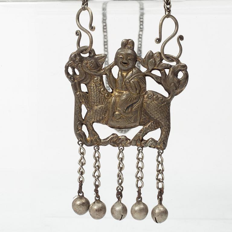 Amuletter, fyra stycken, vitmetall samt fyra hårsmycken delvis i silver, Kina, 1900-tal.