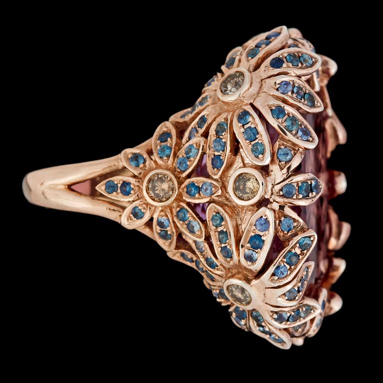 An amethyst, brandy coloured diamonds, tot. app. 1.20 and blue sapphire ring.