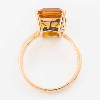 18K gold ring with a faceted citrine.