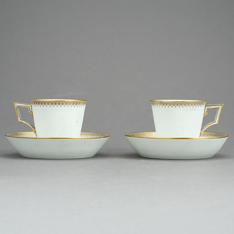 KOPPAR MED FAT, ett par, Meissen, tidigt 1800-tal.