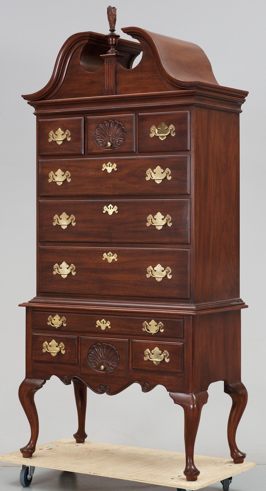 BYRÅ, "Tallboy", Henkel Harris, Virginia Galleries, omkring 1900-talets mitt, brännmärkt.