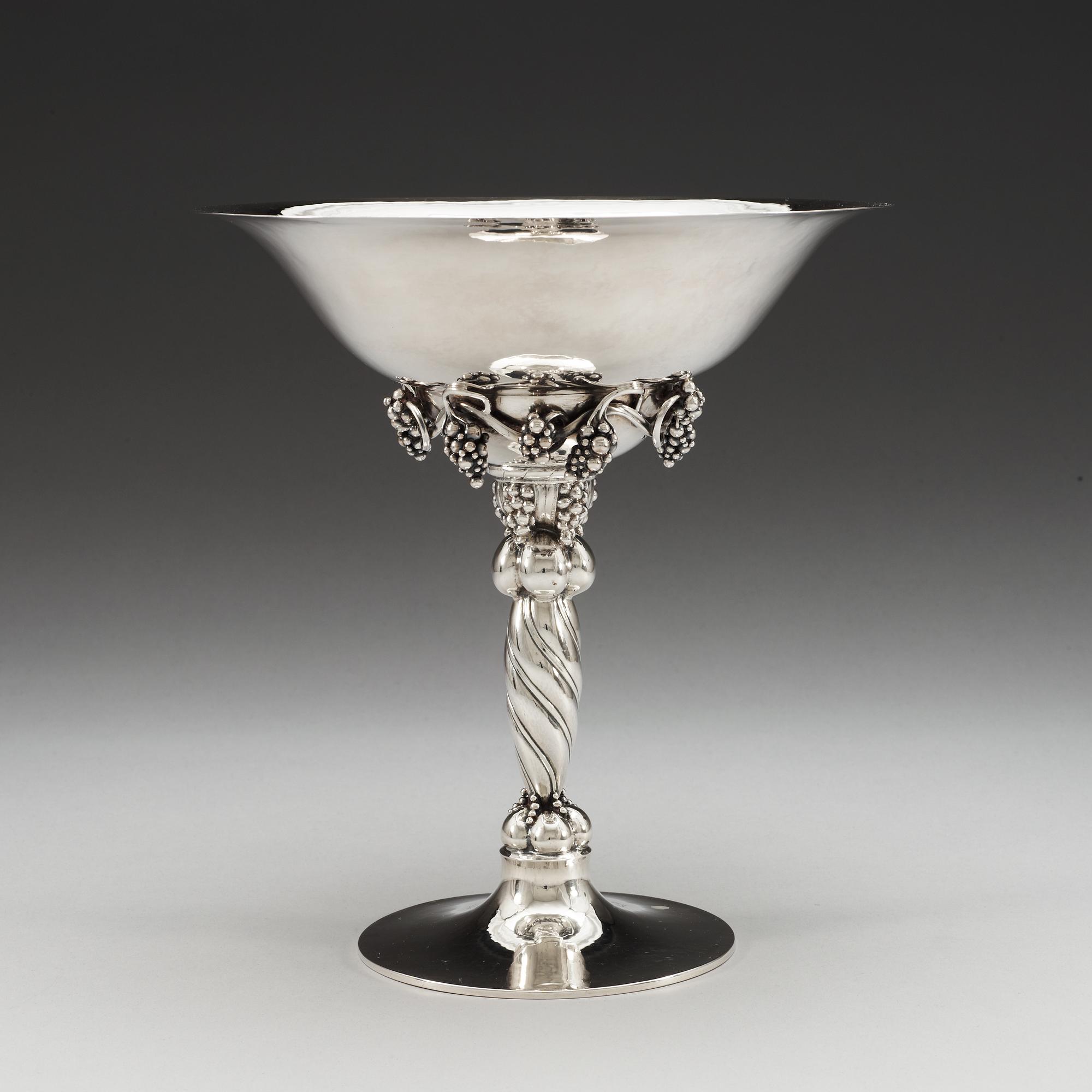 GEORG JENSEN, praktskål på fot, Köpenhamn 1918.