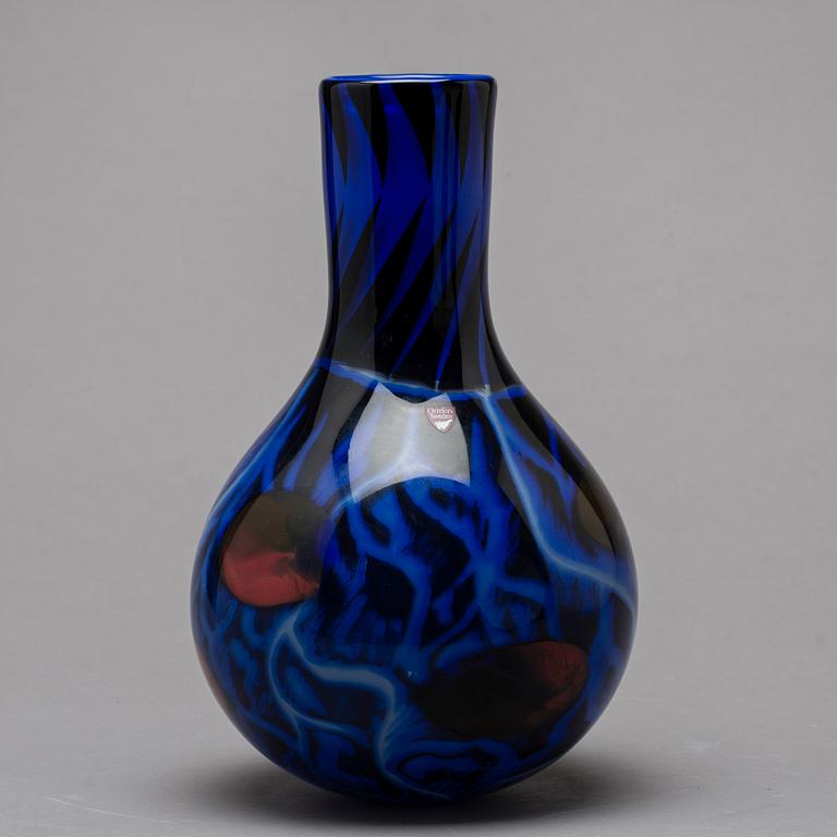 AN EVA ENGLUND ORREFORS GALLERY GLASS VASE 1988.