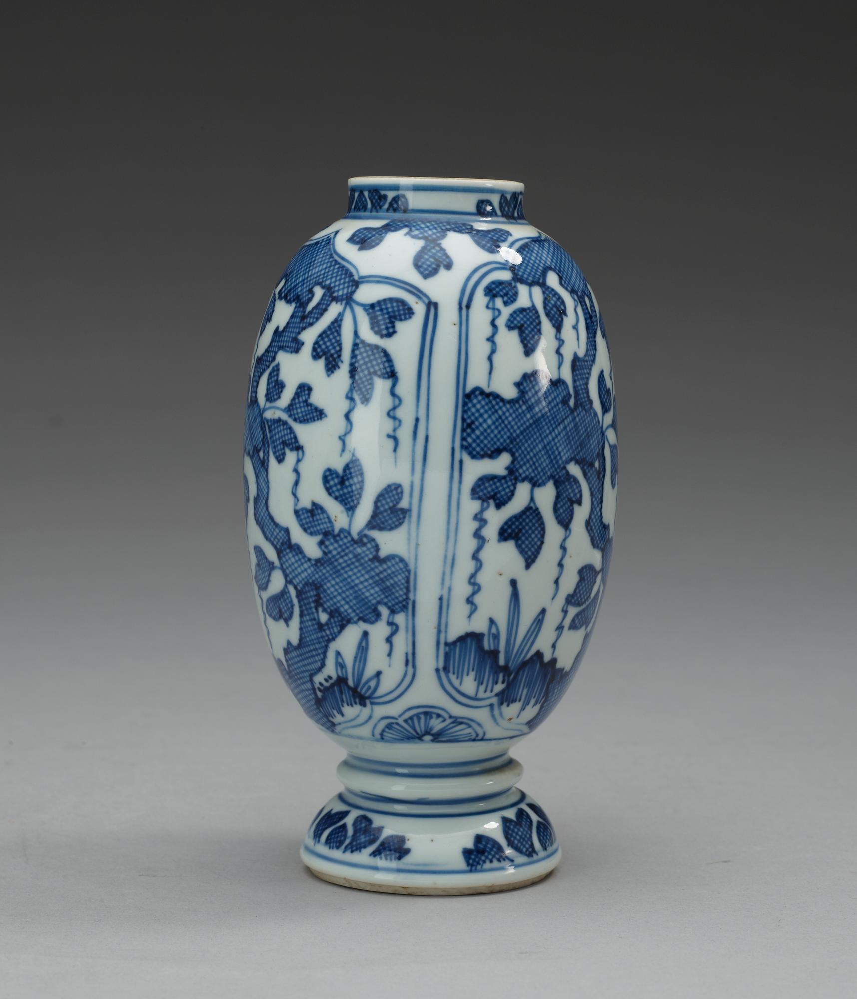 A blue and white vase, Qing dynasty, Kangxi (1662-1722.