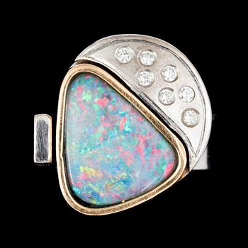 RING, 18 k vitguld med små diamanter, tot ca 0,10 ct samt opal. Elon Arenhill Malmö 1999. Vikt 10 g.