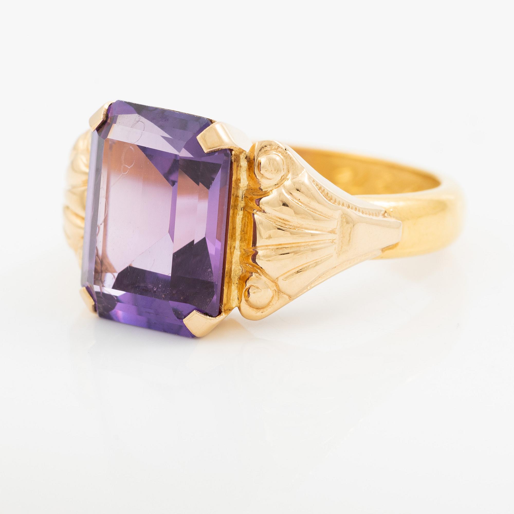 Ring 23K gold with synthetic stone.