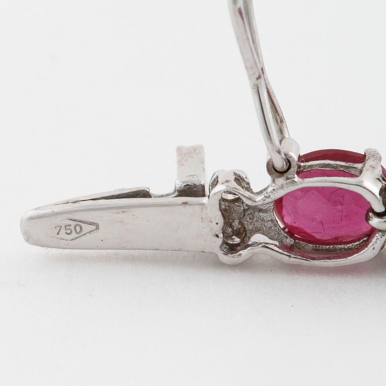 ARMBAND, med rubiner och briljantslipade diamanter.