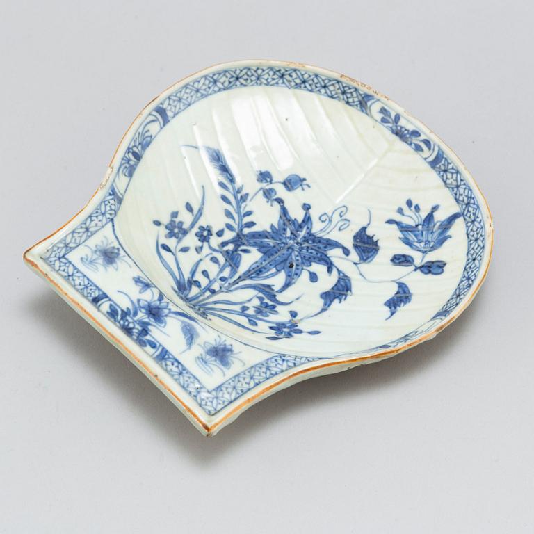 An export butter dish, Qing dynasty, early 18th century.