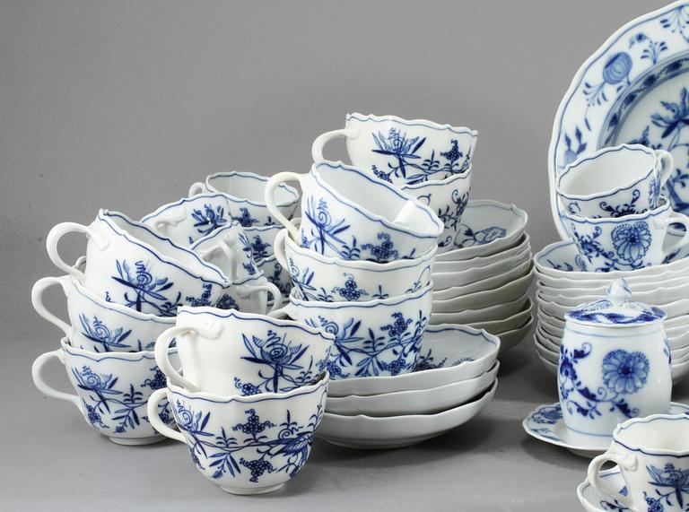 SERVISDELAR, 34 delar, porslin, "Lökmönstret", Meissen, 1900-talets andra hälft.