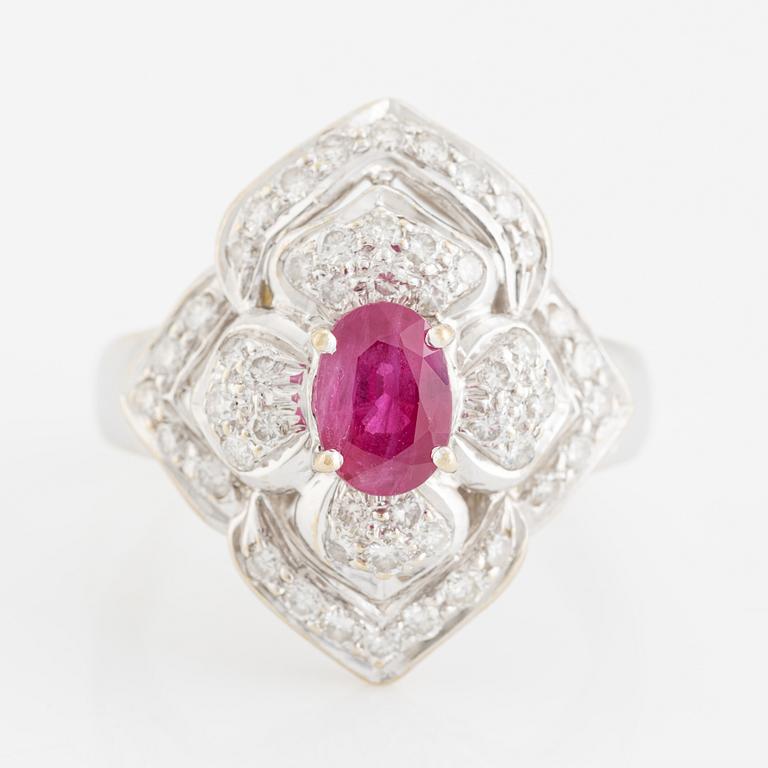 Ring, rubin med briljantslipade diamanter.