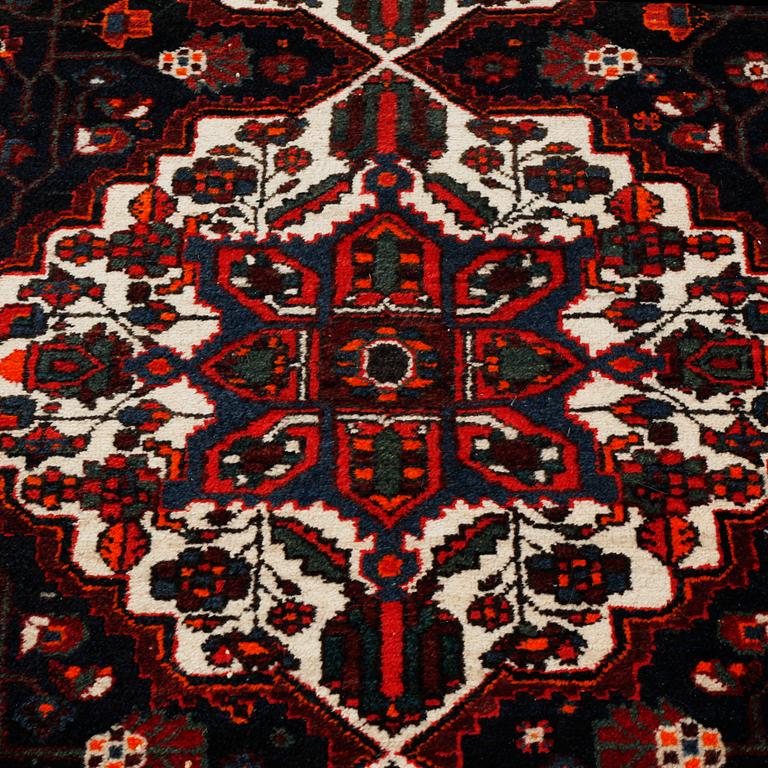 A rug, probably Bakhtiari, old/semiantique, ca 310 x 160 cm.