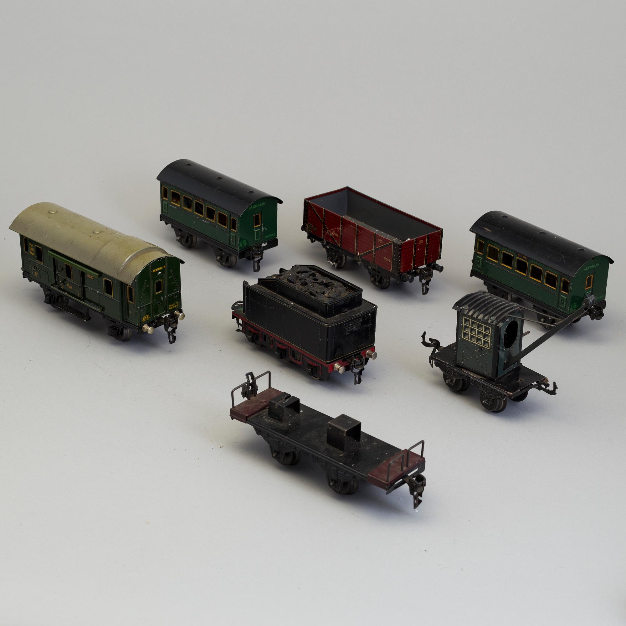 18 parts of modelltrains including Märklin, Bing Wercke, Karl Bub Germany, first half of the 20th century.
