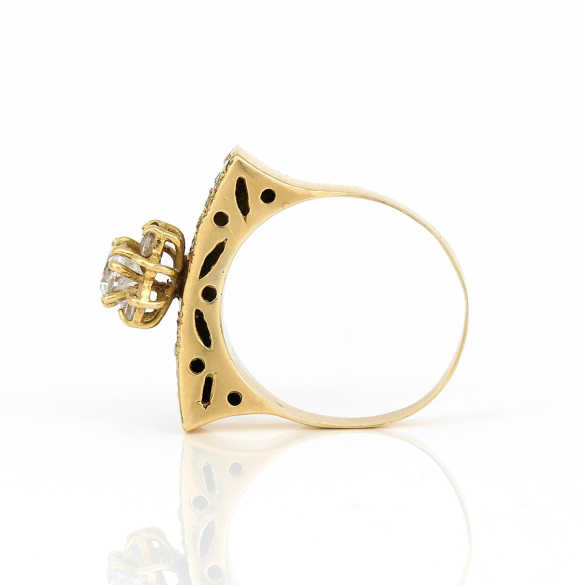 RING, 18K guld med vita stenar, troligen syntetiska vita spineller. Total vikt ca 5,59 g.