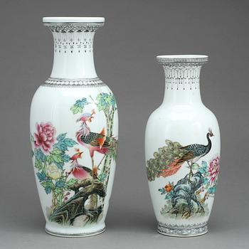 URNOR, 2 st, porslin, Kina, 1800-tal samt modern tillverkning.