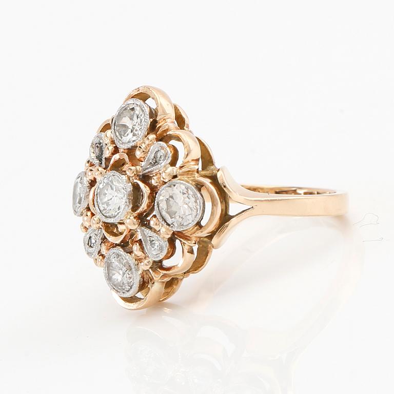 Ring in 18K white and red gold with round brilliant-cut and single-cut diamonds.