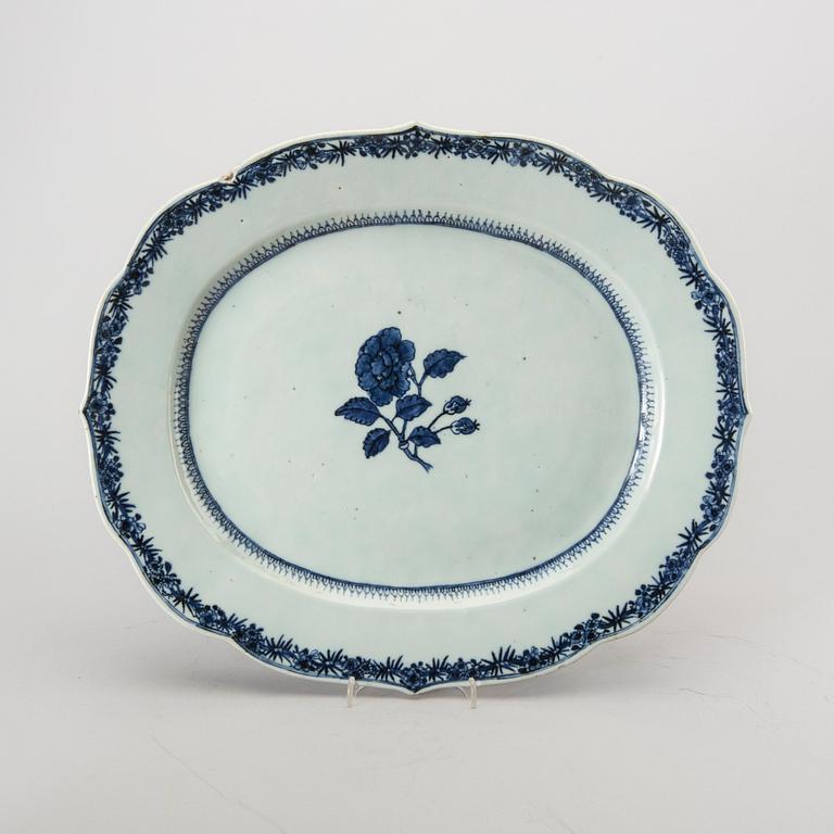 TERRIN med LOCK och FAT, porslin, Kina, omkring 1800.