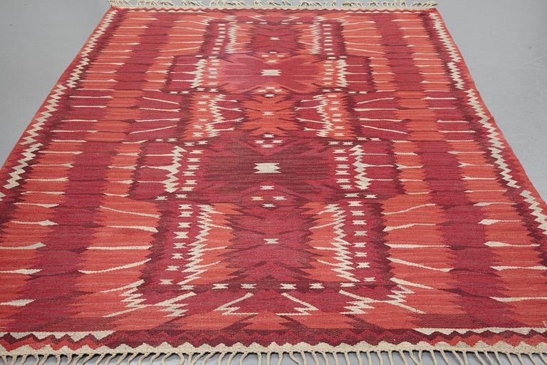 Barbro Nilsson, matto, "Strålblomman, röd", flat weave, ca 313,5-316 x 201,5-204,5 cm, signed AB MMF BN.