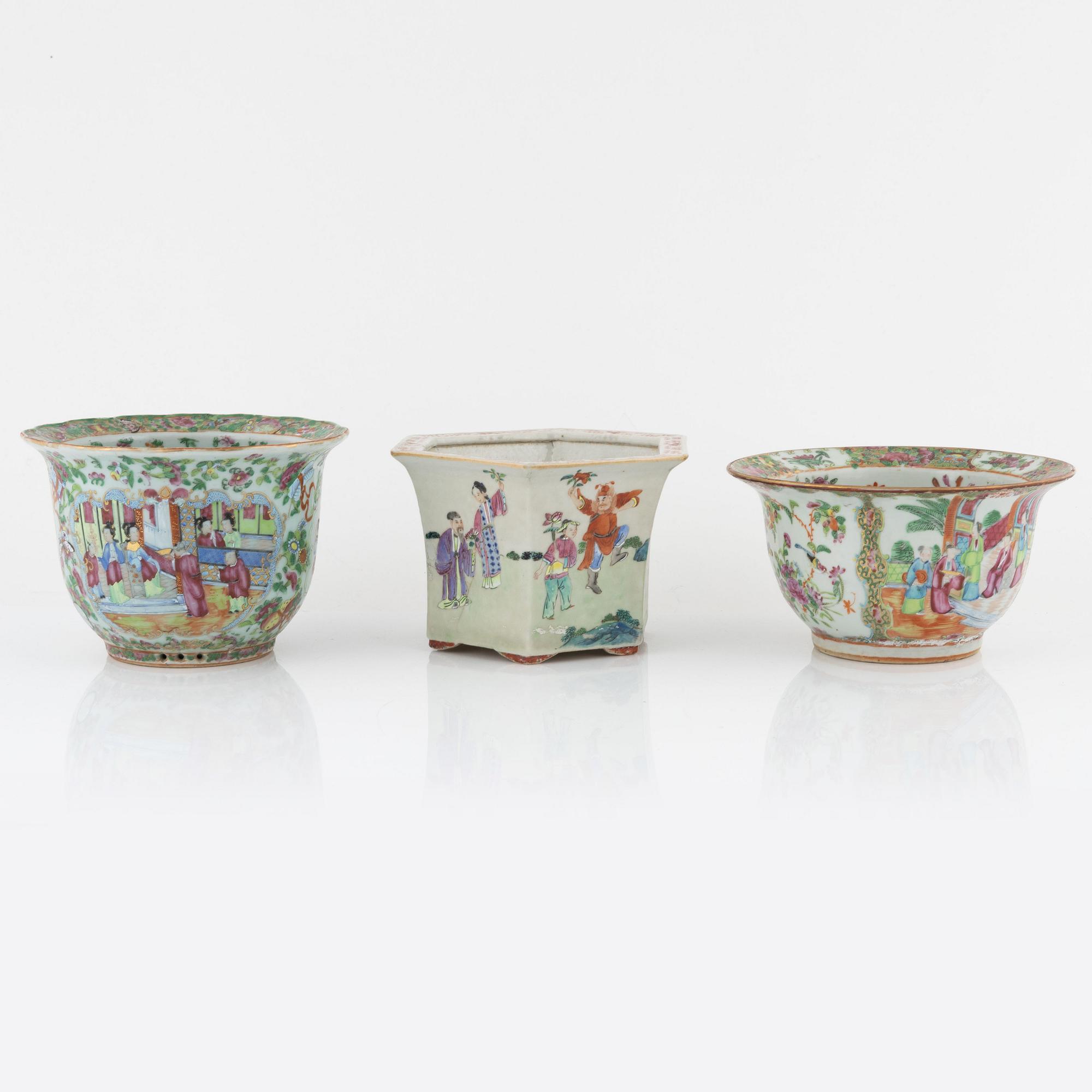 Three porceain flower pots, China, Qing dynasty, second half of the 19th century and around 1900.