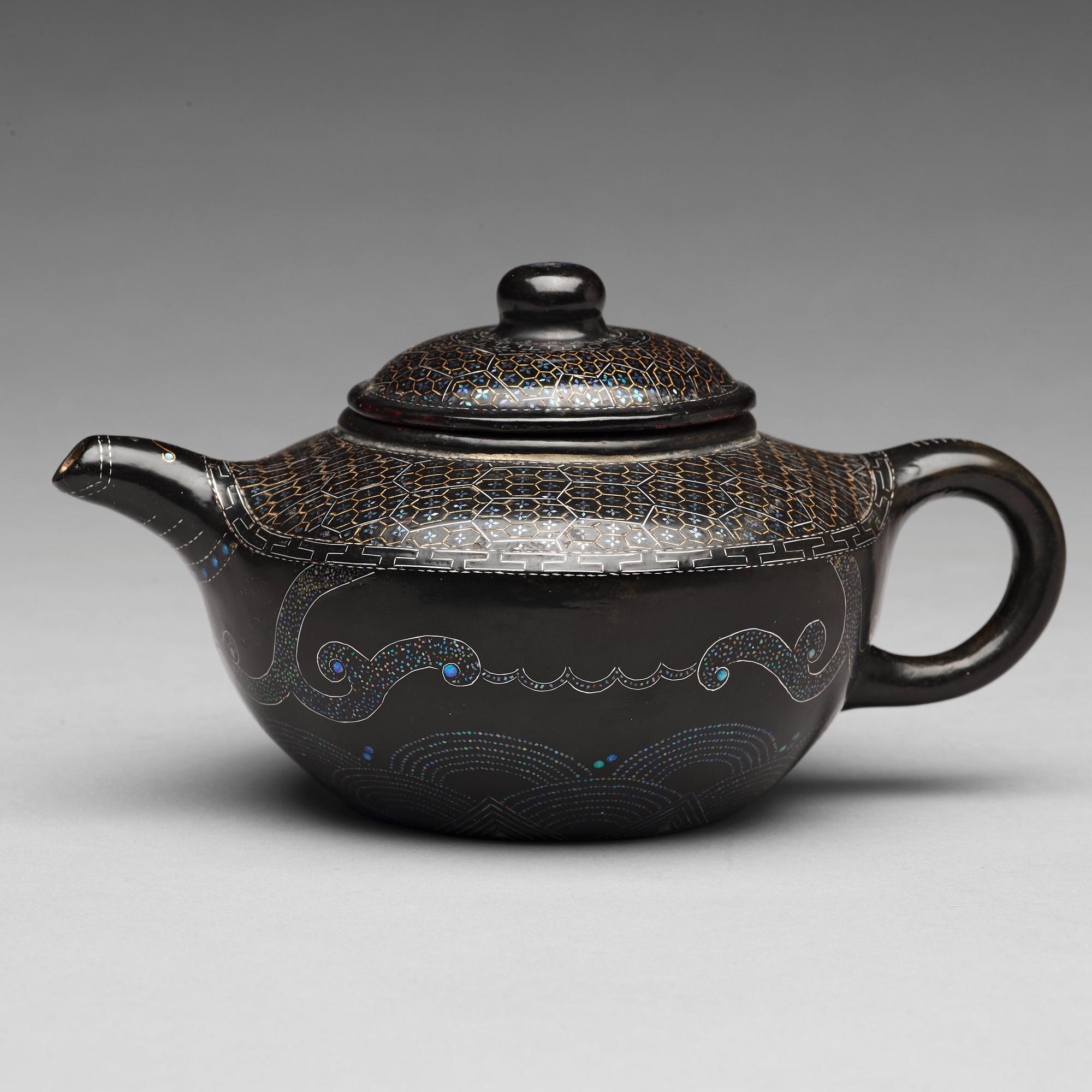 A 'lacque burgautée' imitating yixing tea pot with cover, presumably late Qing dynasty, circa 1900.