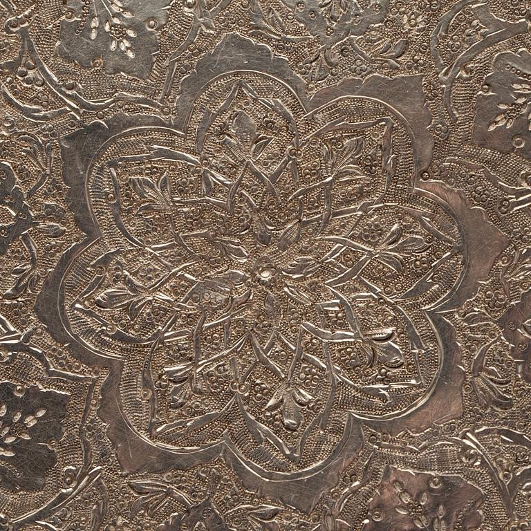 SKÅLAR, 2 st, och FAT, silver, Persien, 1900-tal. Vikt ca 1175 g.