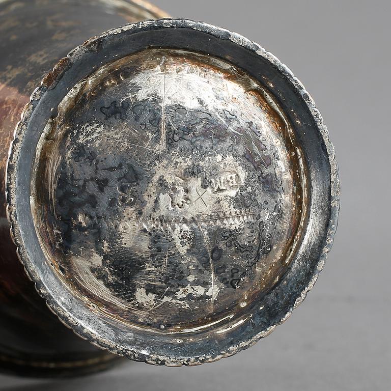 BÄGARE, silver, oidentifierad smed BM, Stockholm, 1714. Vikt ca 111 gram.