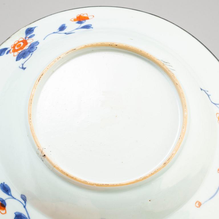 TALLRIKAR, fyra (2+1+1) stycken samt FAT, kompaniporslin. Qingdynastin, Qianlong (1736-95).