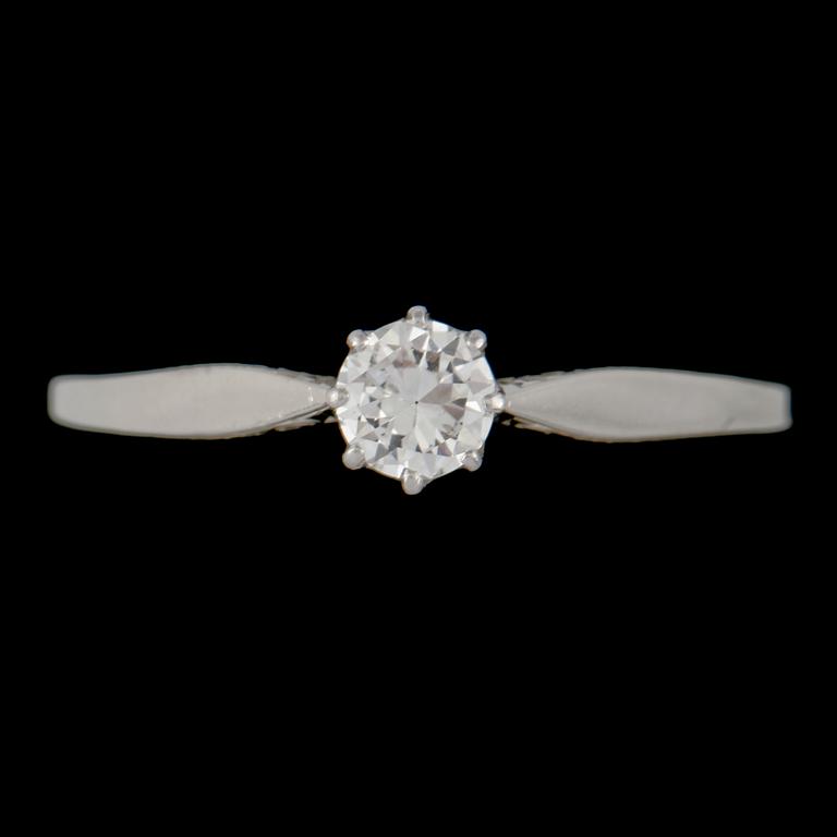 RING, 18k vitguld med äldre briljantslipad diamant ca 0.5 ct, importstämplad, 1900-talets första hälft. Vikt 2 g.