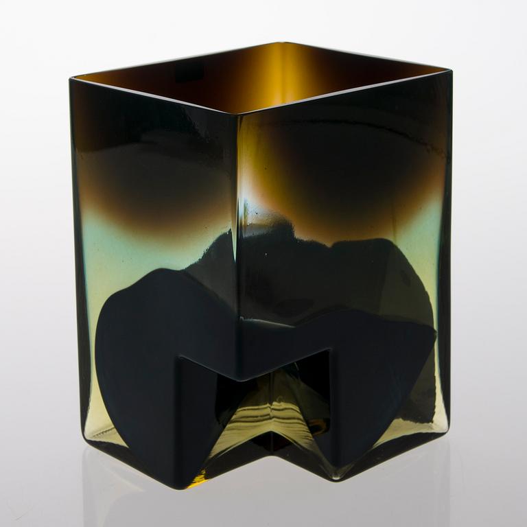 A 1980s glass vase signed Novart-maljakko 16. Oiva Toikka Nuutajärvi Notsjö.