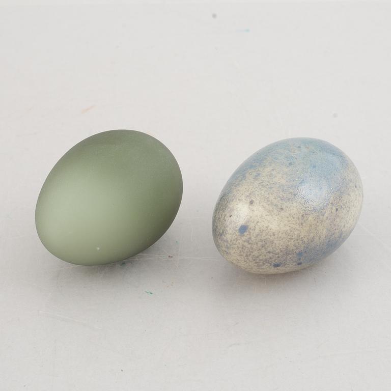 Oiva Toikka, two eggs, Iittala, and Gunvor Olin-Grönqvist, to eggs, Arabia, Finland.