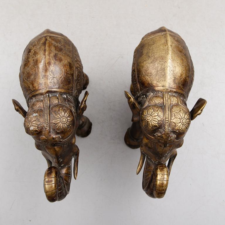 SKULPTURER, 2 st, brons, orientaliska, 1900-talets mitt.