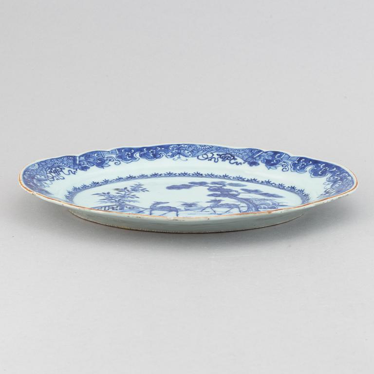 A blue and white serving dish, Qing dynasty, Qianlong (1736-95).