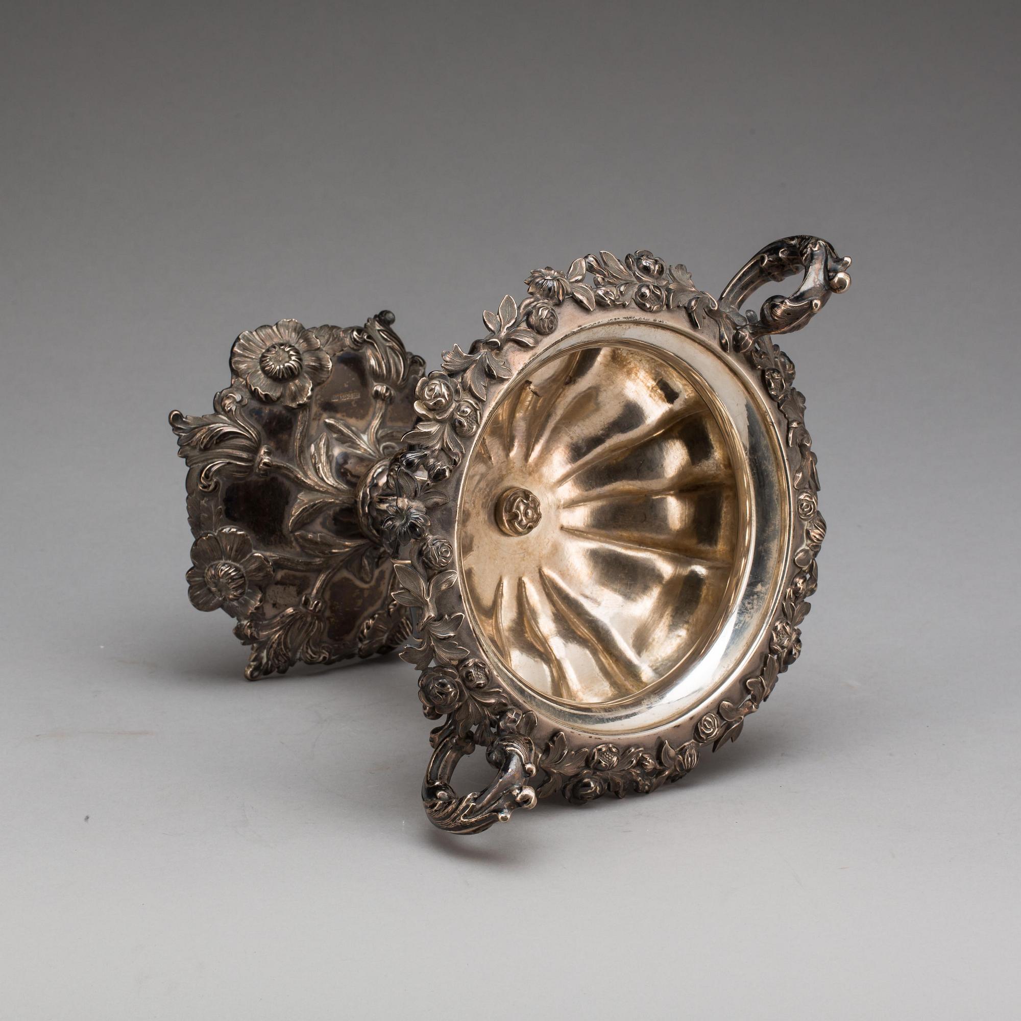 STRÖSOCKERSKÅL på FOT, silver, Gustaf Möllenborg-Féron, Stockholm, 1853. Vikt ca 950 g.