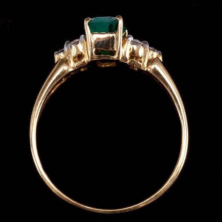 RING, 18k guld med smaragd samt briljantslipade diamanter. Vikt 3 g.