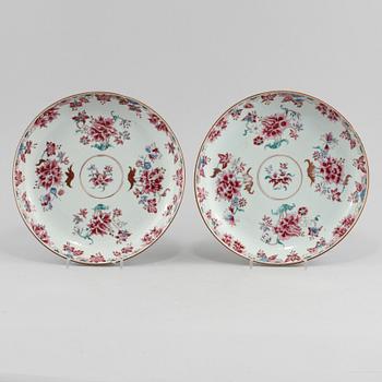 SKÅLFAT, ett par, porslin, Kina, Qianlong (1736-1795).