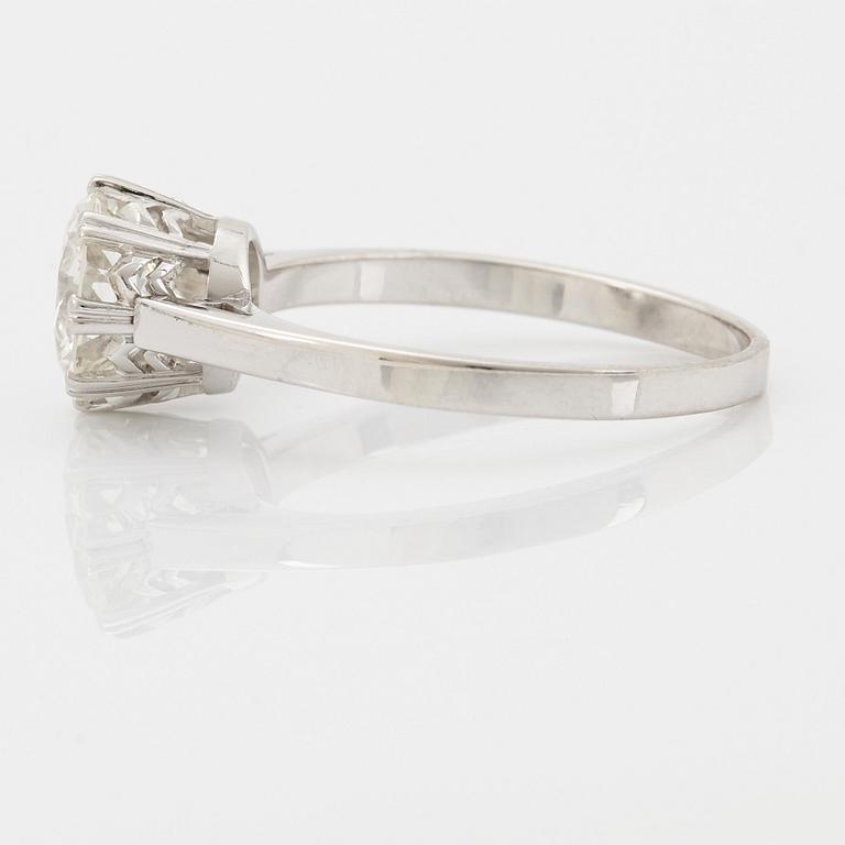 Ring 18K vitguld med en rund briljantslipad diamant 1.86 ct enligt gravyr kvalitet ca G/H si/i.