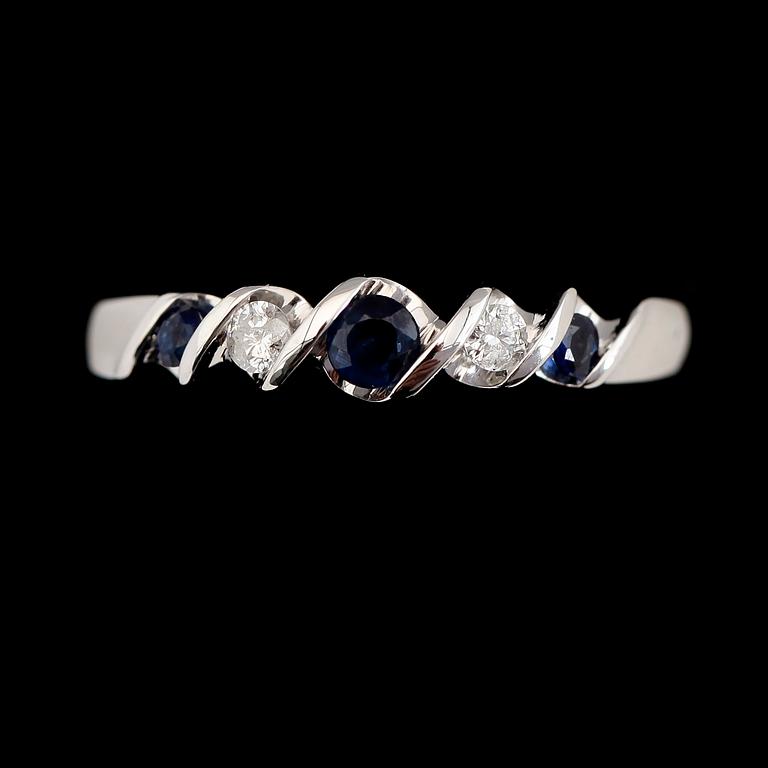 RING, 10K guld, diamanter tot ca 0.08 ct. och safirer. Total vikt ca 1,5 g.