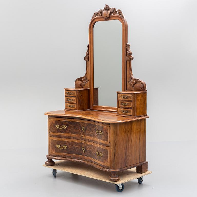 An en of the 19th century chest of drawers with mirror.