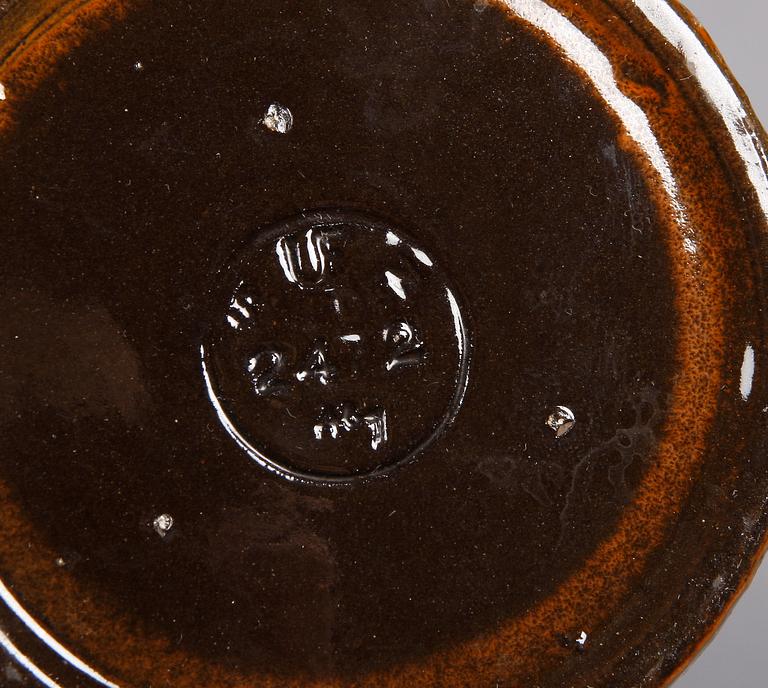 VAS samt FAT, keramik. Bla Mette Doller, Andersson och Johansson, Höganäs resp Uppsala-Ekeby.