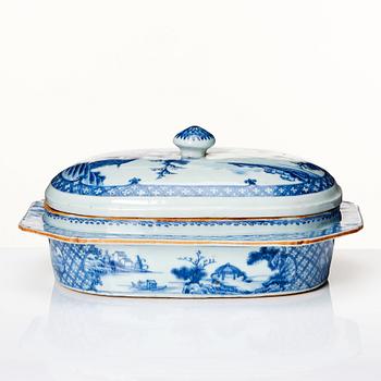 A blue and white vegetable tureen with cover, Qing dynasty, Qianlong (1736-95).